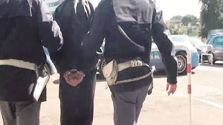 Ritorna da un viaggio e ricomincia a sottoporre a stalking l'ex convivente Ritorna da un viaggio e ricomincia a sottoporre a stalking l'ex convivente