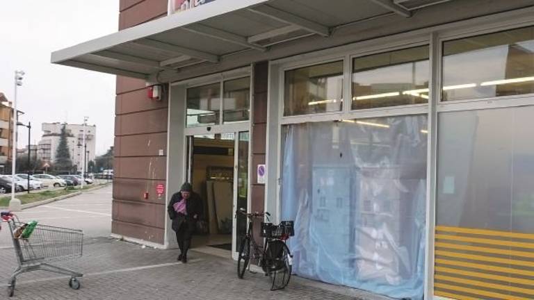 Ladri in azione con un escavatore al supermercato Dpiù in via Goito Ladri in azione con un escavatore al supermercato Dpiù in via Goito