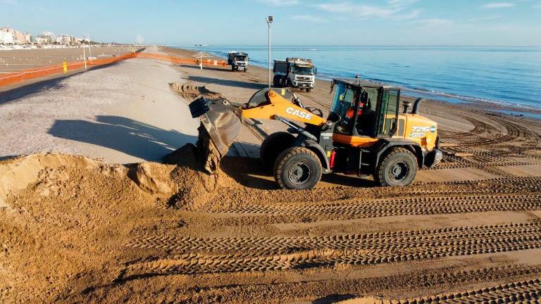 Rimini, nuova spiaggia, stesso mare: prosegue lo spianamento delle dune Rimini, nuova spiaggia, stesso mare: prosegue lo spianamento delle dune