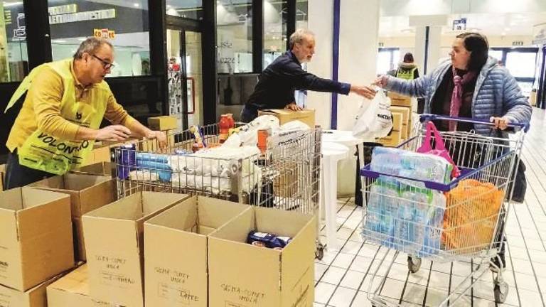 Ritorna anche a Imola la Colletta alimentare, mani tese per aiutare i poveri Ritorna anche a Imola la Colletta alimentare, mani tese per aiutare i poveri