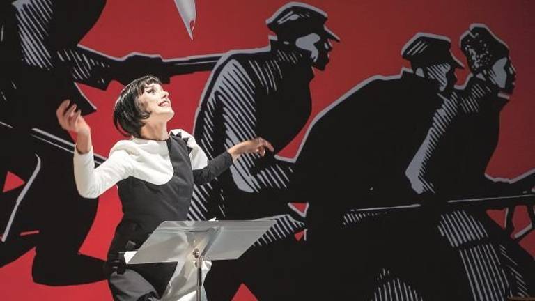 Fra il teatro e la città “Polis” collega attori musica e poesia Fra il teatro e la città “Polis” collega attori musica e poesia