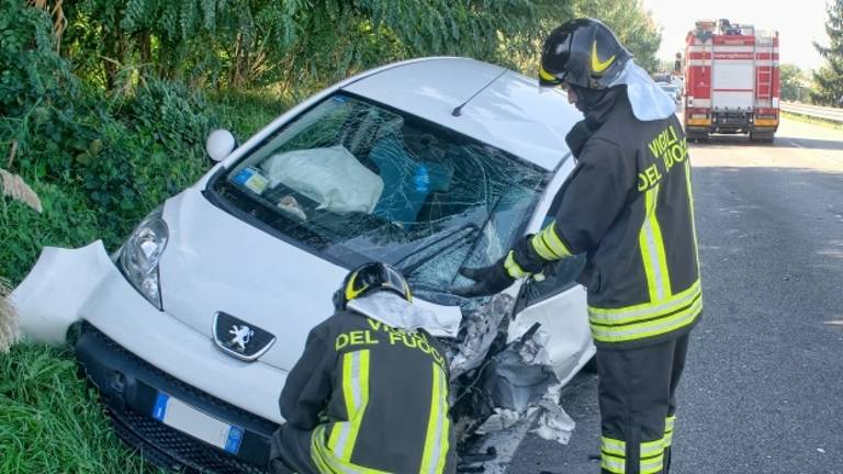 Scontro frontale sulla Ravegnana, paura per una donna incinta Scontro frontale sulla Ravegnana, paura per una donna incinta
