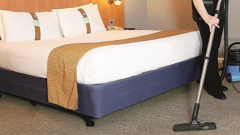 La tv svizzera torna in riviera e boccia gli alberghi: «Sufficienza solo per metà hotel» La tv svizzera torna in riviera e boccia gli alberghi: «Sufficienza solo per metà hotel»