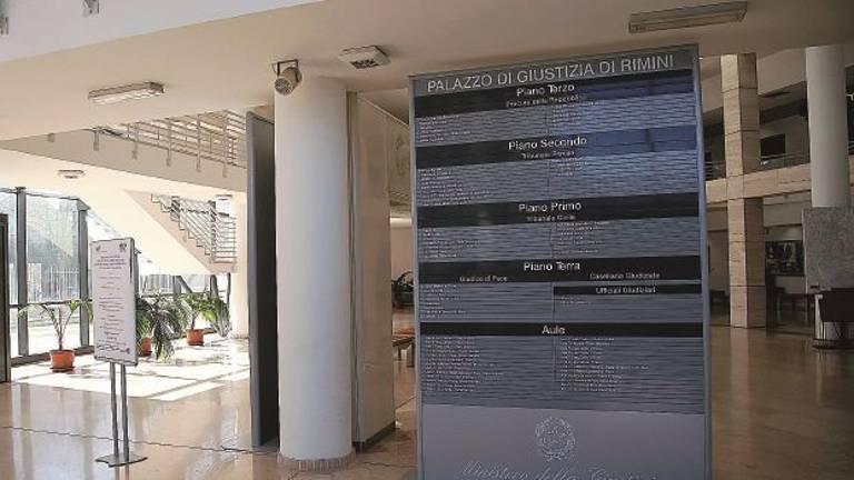 Violenza nei bagni della discoteca a Rimini, il video viene proiettato in aula Violenza nei bagni della discoteca a Rimini, il video viene proiettato in aula