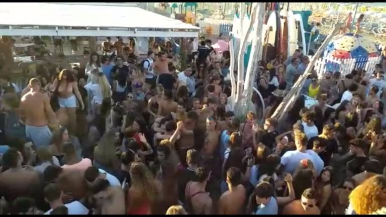 Aperitivi senza distanze a Cesenatico, bagno rischia sanzioni Aperitivi senza distanze a Cesenatico, bagno rischia sanzioni