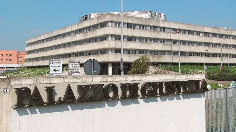 Faenza, cade dalla sedia a rotelle rotta e rimane tetraplegica: in 7 a giudizio Faenza, cade dalla sedia a rotelle rotta e rimane tetraplegica: in 7 a giudizio