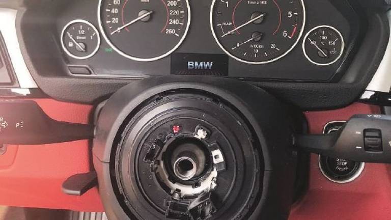 Sale in macchina e non trova più il volante, sradicato dai ladri Sale in macchina e non trova più il volante, sradicato dai ladri
