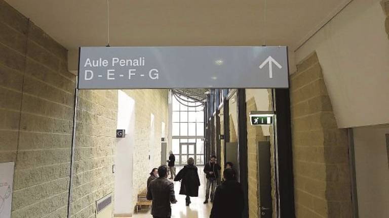 Rimini, foto sospette a due quindicenni, la scuola segnala il prof in Procura Rimini, foto sospette a due quindicenni, la scuola segnala il prof in Procura