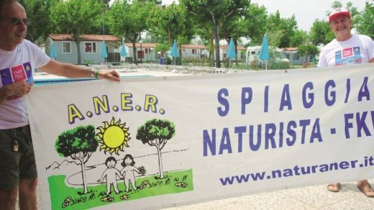 Spiaggia naturista a Lido di Dante: c'è l'ordinanza, via dal 29 maggio Spiaggia naturista a Lido di Dante: c'è l'ordinanza, via dal 29 maggio