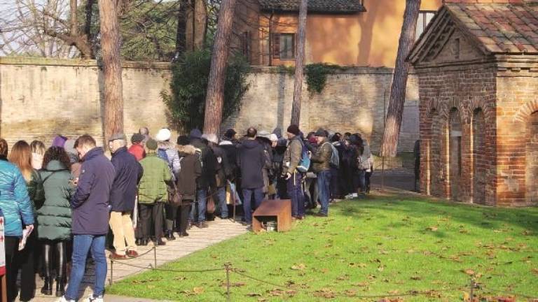 Città d’arte piena, turisti in coda per vedere i mosaici di Ravenna Città d’arte piena, turisti in coda per vedere i mosaici di Ravenna