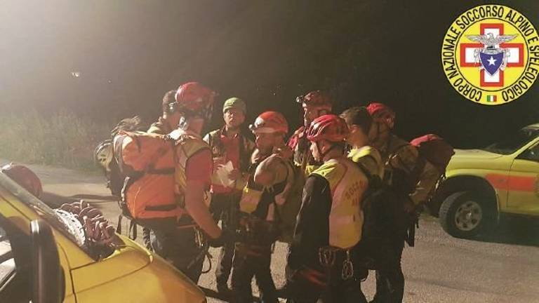 Telefona alla moglie: «Mi sento male». Trovato morto in fondo a un dirupo Telefona alla moglie: «Mi sento male». Trovato morto in fondo a un dirupo