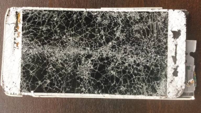 Rimini, rubano telefono in classe e lo distruggono, genitori contro la scuola Rimini, rubano telefono in classe e lo distruggono, genitori contro la scuola