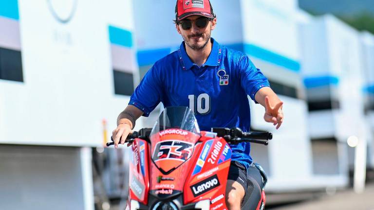 Pecco Bagnaia in pista con la maglia della nazionale Pecco Bagnaia in pista con la maglia della nazionale