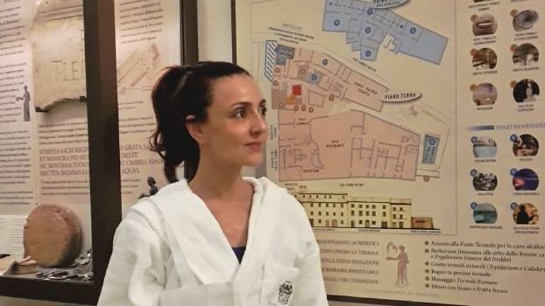 Impegnata in teatro a Forlì, Ambra Angiolini si rilassa alle terme Impegnata in teatro a Forlì, Ambra Angiolini si rilassa alle terme