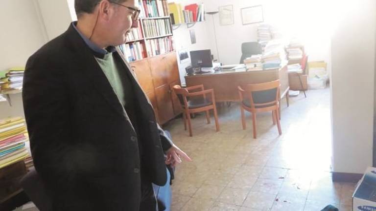 Gli vogliono demolire la casa abusiva. Tenta il suicidio davanti all'avvocato Gli vogliono demolire la casa abusiva. Tenta il suicidio davanti all'avvocato
