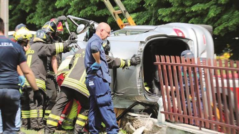 Esce di strada e si ribalta: grave una trentenne imolese Esce di strada e si ribalta: grave una trentenne imolese