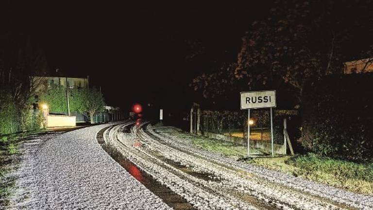 Grandine fitta e abbondante su Russi. Agricoltura salva, ma si temono le gelate Grandine fitta e abbondante su Russi. Agricoltura salva, ma si temono le gelate
