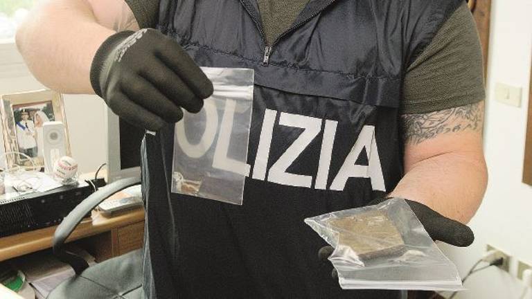 Intossicata con la droga a un anno e mezzo: arrestato il padre Intossicata con la droga a un anno e mezzo: arrestato il padre