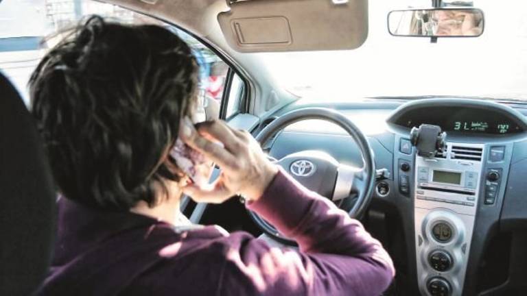 In calo gli ubriachi alla guida ma dilagano i guidatori col telefonino In calo gli ubriachi alla guida ma dilagano i guidatori col telefonino