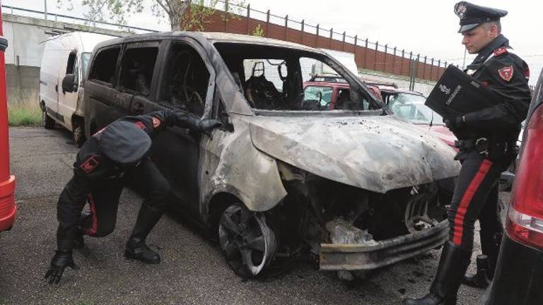 Attentato incendiario nella notte tre furgoni finiscono carbonizzati Attentato incendiario nella notte tre furgoni finiscono carbonizzati