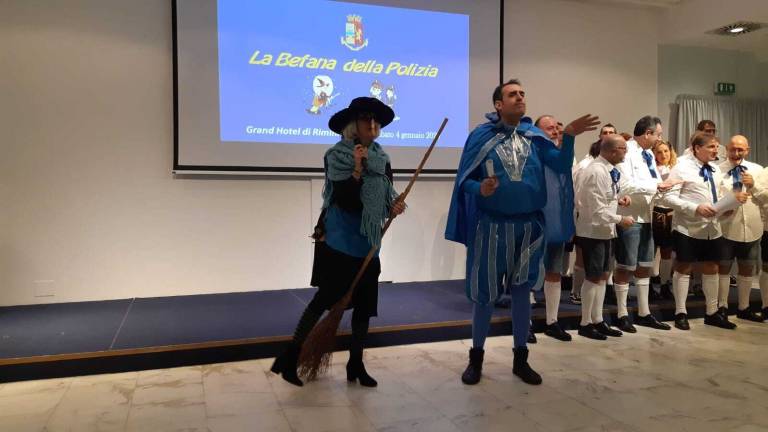 Befana a Rimini. I poliziotti cantano Nella vecchia fattoria. VIDEO Befana a Rimini. I poliziotti cantano Nella vecchia fattoria. VIDEO