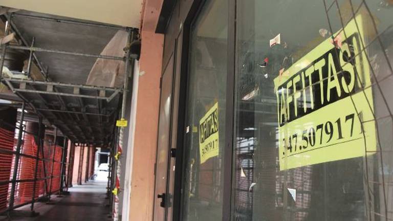 Corso Mazzini, decine di chiusure: petizione dei cittadini in Comune Corso Mazzini, decine di chiusure: petizione dei cittadini in Comune