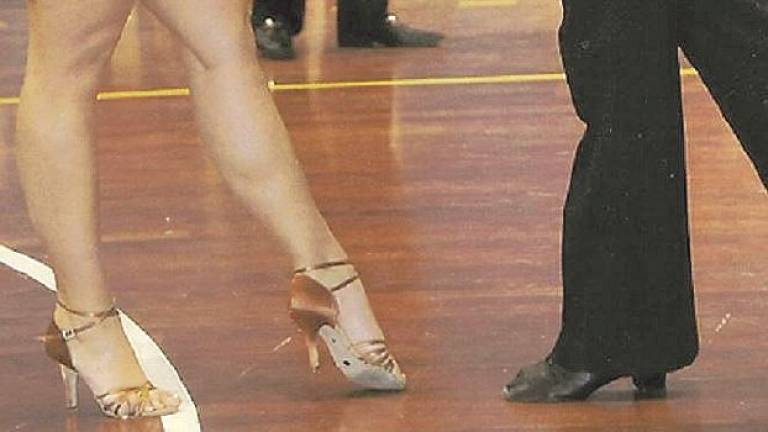 Geloso della foto con il maestro di ballo colpisce la fidanzata e le spacca il naso Geloso della foto con il maestro di ballo colpisce la fidanzata e le spacca il naso