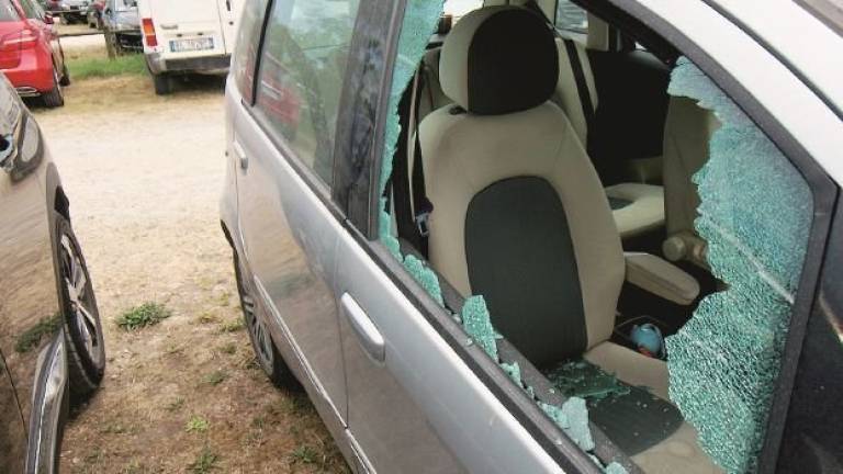 Saccheggiate le auto del parcheggio scambiatore a Marina di Ravenna Saccheggiate le auto del parcheggio scambiatore a Marina di Ravenna