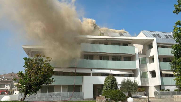 Attico a fuoco: evacuato per l’incendio un condominio di via Elsa Morante a Cesena VIDEOGALLERY Attico a fuoco: evacuato per l’incendio un condominio di via Elsa Morante a Cesena VIDEOGALLERY