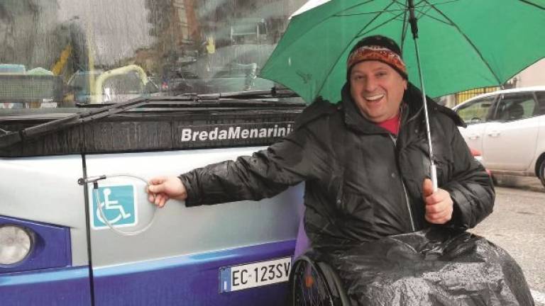 Ferisce con l’ombrello l’autista: arrestato il noto “Beppe Rotelle” Ferisce con l’ombrello l’autista: arrestato il noto “Beppe Rotelle”