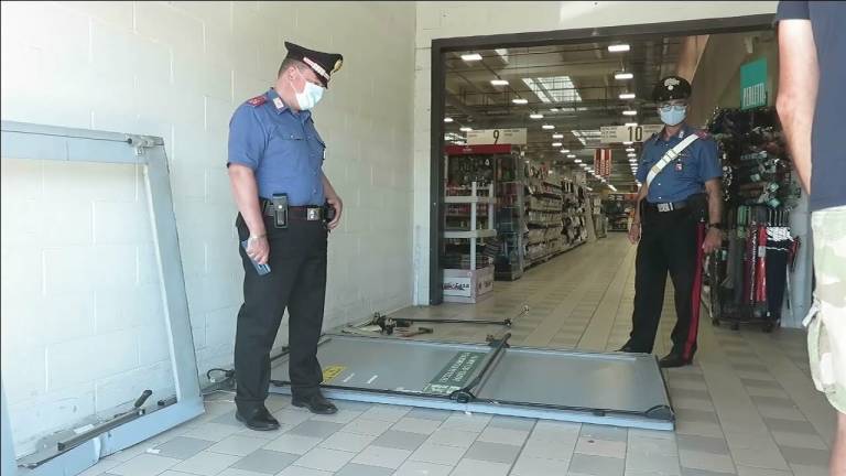 Rimini. Sfondano l'ingresso all'Ipercoop e scappano con tv e cellulari Rimini. Sfondano l'ingresso all'Ipercoop e scappano con tv e cellulari