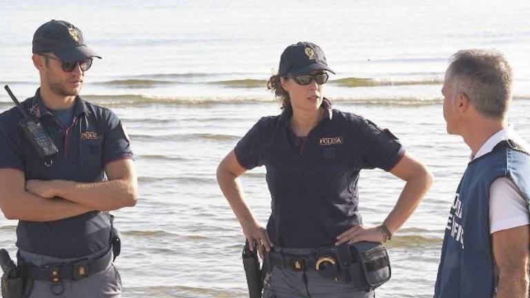 Scatta 200 foto a bambine, pedofilo rischia il linciaggio in spiaggia a Rimini Scatta 200 foto a bambine, pedofilo rischia il linciaggio in spiaggia a Rimini