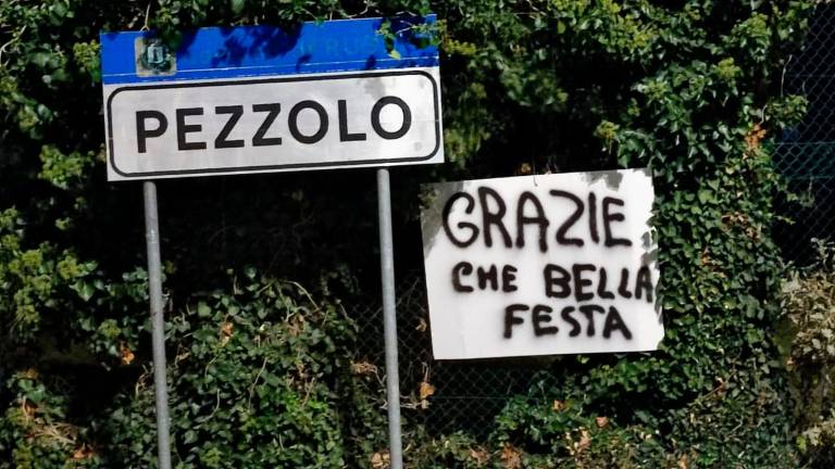 Il cartello polemico comparso a Pezzolo Il cartello polemico comparso a Pezzolo