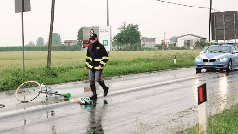 Urta lo specchietto di un'auto: ciclista ferito Urta lo specchietto di un'auto: ciclista ferito