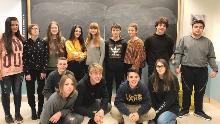 Faenza, alunna non udente: i compagni imparano la lingua dei segni Faenza, alunna non udente: i compagni imparano la lingua dei segni