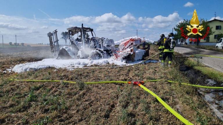 Incendio brucia un trattore a Meldola, intervento dei vigili del fuoco con liquido schiumoso per arginare le fiamme Incendio brucia un trattore a Meldola, intervento dei vigili del fuoco con liquido schiumoso per arginare le fiamme