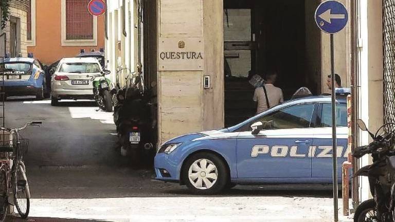 Lascia il figlio di 3 anni solo in casa ed esce: papà denunciato per abbandono di minore Lascia il figlio di 3 anni solo in casa ed esce: papà denunciato per abbandono di minore