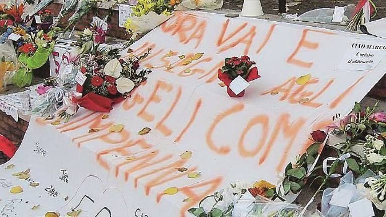 Violò il monumento al campione di moto Marco Simoncelli, a processo vedova con la fissa delle pulizie Violò il monumento al campione di moto Marco Simoncelli, a processo vedova con la fissa delle pulizie