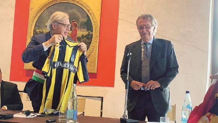 Sgarbi regala la maglia del Cervia a Moratti Sgarbi regala la maglia del Cervia a Moratti