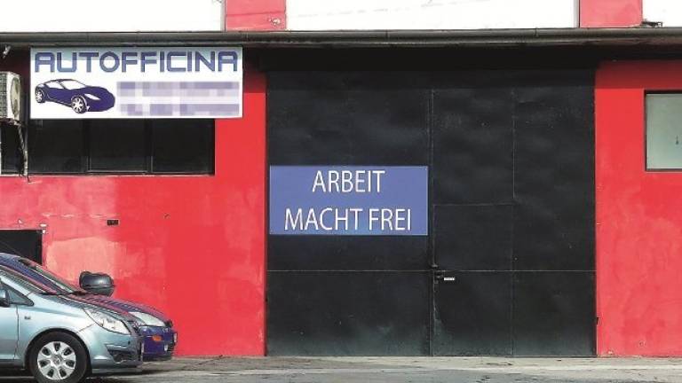 Cartello shock simbolo dei lager all'ingresso dell'officina meccanica Cartello shock simbolo dei lager all'ingresso dell'officina meccanica