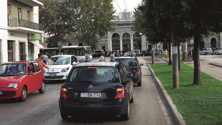 Scende dal treno, picchiato e rapinato del trolley da quattro malviventi Scende dal treno, picchiato e rapinato del trolley da quattro malviventi