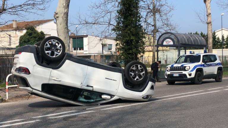 Ravenna, incidente: si ribalta con l'auto in via Trieste Ravenna, incidente: si ribalta con l'auto in via Trieste