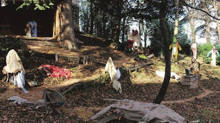 Presepe devastato dai vandali: decapitata la statua della Madonna Presepe devastato dai vandali: decapitata la statua della Madonna