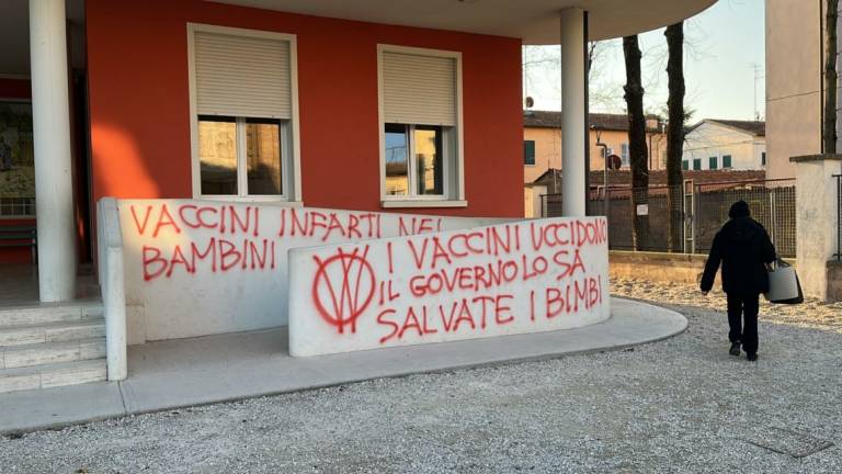 Lugo, no vax imbrattano i muri di una scuola Lugo, no vax imbrattano i muri di una scuola