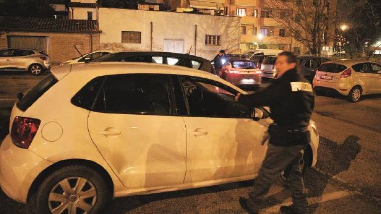 Devasta una trentina di auto per rubare e viene catturato Devasta una trentina di auto per rubare e viene catturato