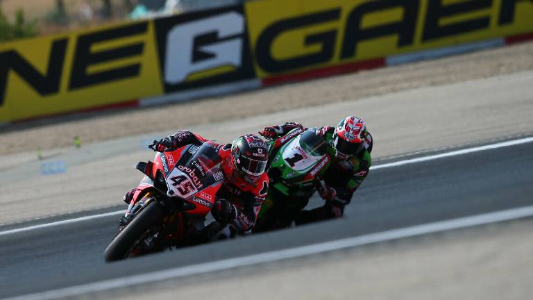 Superbike, Razgatlioglu vince garadue ed è leader. Rinaldi 7° Superbike, Razgatlioglu vince garadue ed è leader. Rinaldi 7°