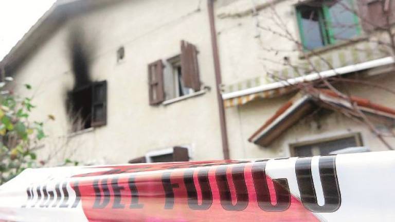 Casa a fuoco per via del phon. Muoiono sei cagnolini Casa a fuoco per via del phon. Muoiono sei cagnolini