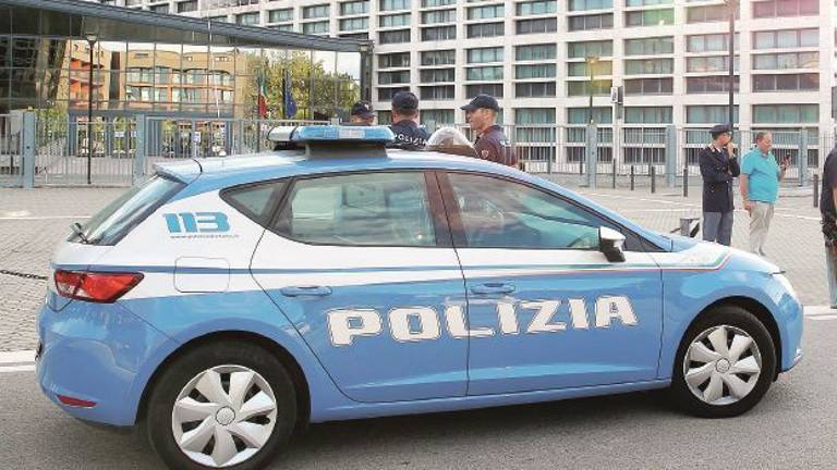 Accoltella la compagna a Natale davanti al figlio: arrestato Accoltella la compagna a Natale davanti al figlio: arrestato