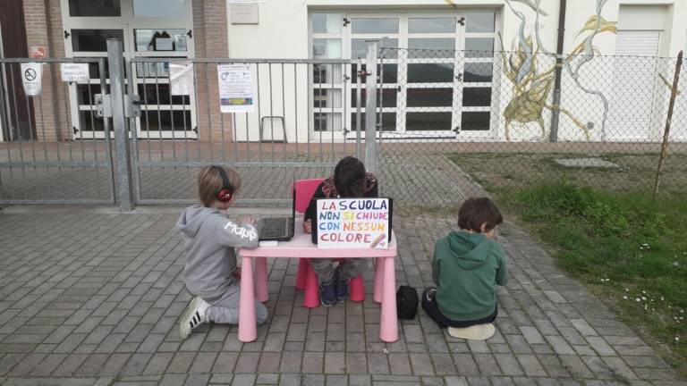 Forlì, bambini davanti alle scuole seguono le lezioni online Forlì, bambini davanti alle scuole seguono le lezioni online