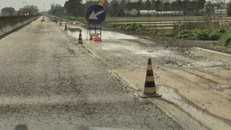 Lavori non stop per le buche. Il Comune: Situazione critica Lavori non stop per le buche. Il Comune: Situazione critica